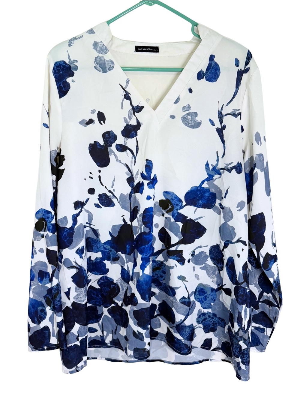 3/$20 Just Fashion Now White & Blue V-Neck Long Sleeve Floral Blouse